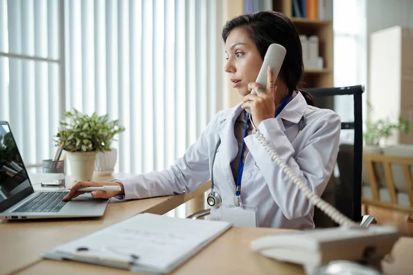Arzt Telefoniert Mit Patient Wenn Seine Gesundheitskarte Auf Laptop Bildschirm — Stockfoto