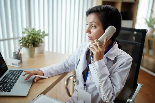 Vedoucí Kliniky Telefonuje Zdravotní Sestrou Při Kontrole Rozvrhu Lékařů — Stock fotografie
