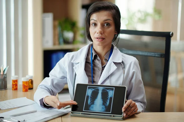 Porträtt Röntgenläkare Visar Lungröntgen Till Klienten — Stockfoto