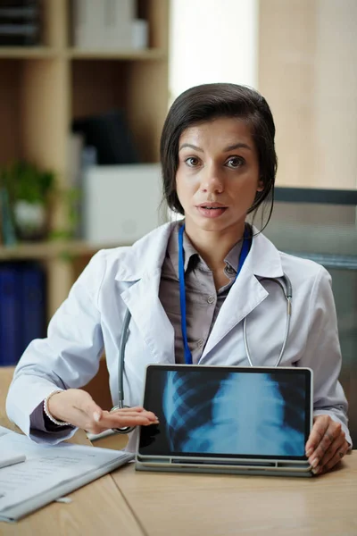 Arzt Zeigt Dunklen Fleck Auf Röntgenbild Von Digitalem Tablet — Stockfoto