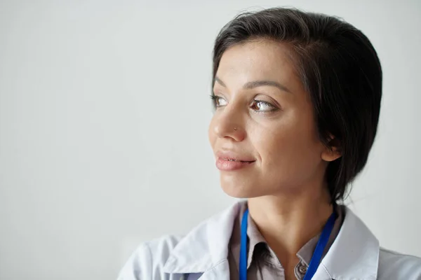 Porträtt Glad Kvinnlig Läkare Ler Och Tittar Bort — Stockfoto