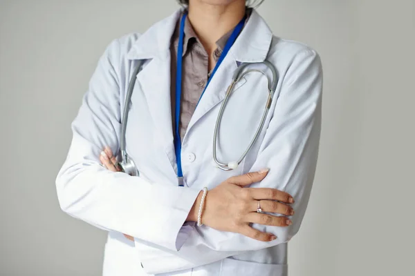 Cropped Image Confident General Practitioner White Labcoat Crossing Arms — Stock Photo, Image