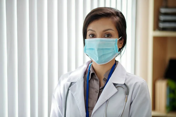 Tıbbi Maskeli Bir Doktorun Portresi Klinikte Duruyor — Stok fotoğraf