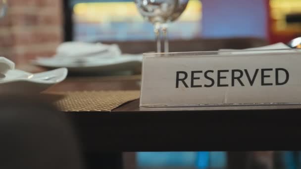 Restoran Masasının Üstündeki Tabelaların Şarap Kadehlerinin Konuklar Için Hazırlandığı Seçici — Stok video