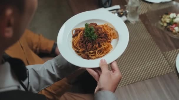Pincér Válla Fölött Tésztát Szolgál Fel Asztalra Étteremben Vendégnek — Stock videók