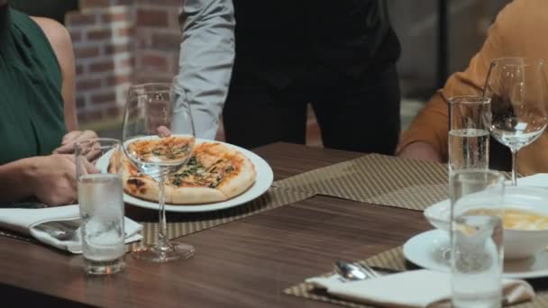 Pizzát Salátát Felszolgáló Felvágott Pincér Asztalnál Ülő Vendégeknek Étteremben — Stock videók