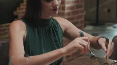 Lokantada aile yemeği yerken annenin küçük kızına bir dilim pizza servis edişini çek.