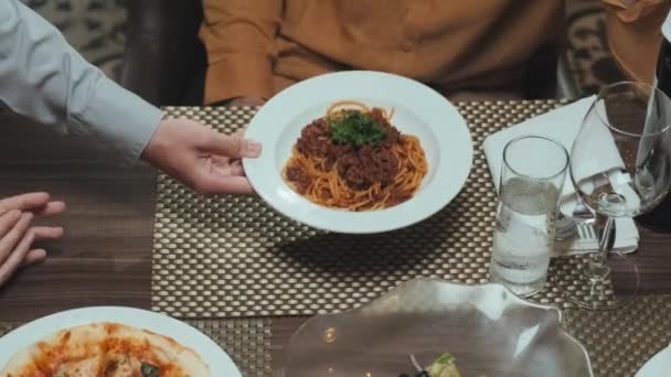 Nagy Szögben Vágott Lövés Pincér Felszolgáló Spagetti Bolognese Asztalon Vendég — Stock videók