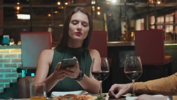 Mediana Toma Blogger Mujer Fotografiando Comida Con Smartphone Mientras Cenan — Vídeo de stock