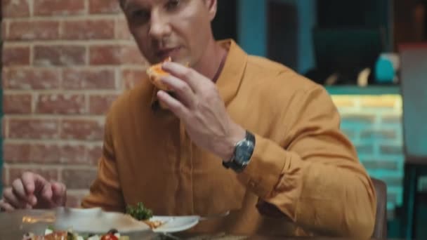 Tilt Πλάνο Του Ανθρώπου Ανάγνωση Τροφίμων Ενώ Έχοντας Δείπνο Την — Αρχείο Βίντεο