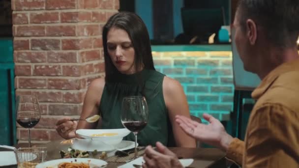 Ζευγάρι Τρώει Δείπνο Και Έχει Συνομιλία Ρομαντικό Ραντεβού Στο Εστιατόριο — Αρχείο Βίντεο