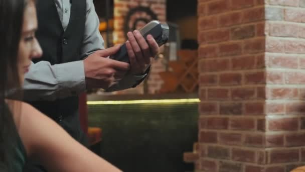 Foto Pria Yang Membayar Makan Malam Dengan Kartu Kredit Saat — Stok Video