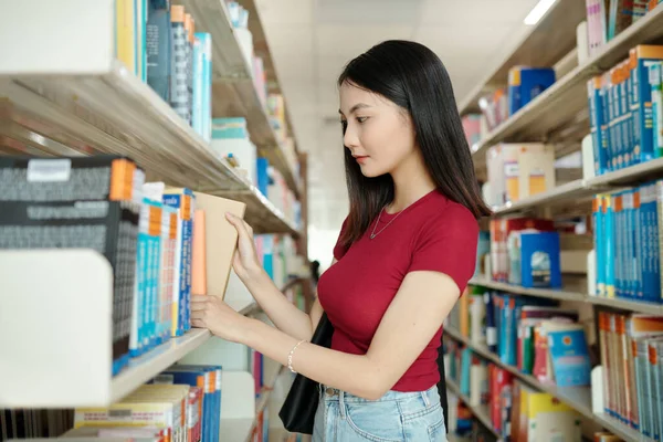 Estudante Ensino Médio Escolhendo Livro Biblioteca — Fotografia de Stock