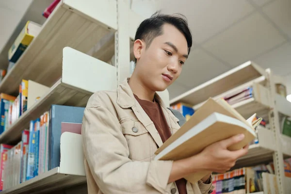 Junger Mann Liest Buch College Bibliothek — Stockfoto