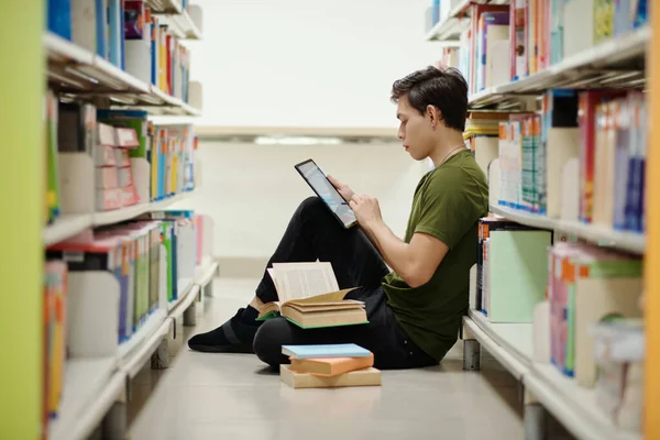 College Student Sitzt Auf Dem Boden Der Bibliothek Und Arbeitet — Stockfoto
