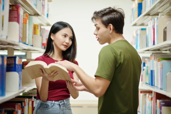 Estudantes Universitários Busca Livros Para Pesquisa Biblioteca — Fotografia de Stock