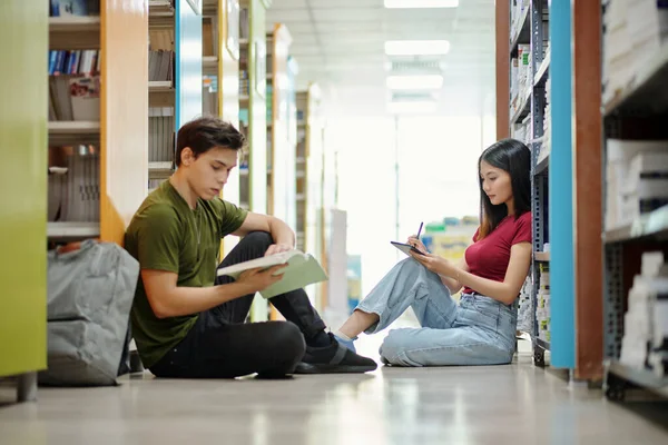 Estudiantes Secundaria Sentados Piso Biblioteca Leyendo Libros Trabajando Ensayos —  Fotos de Stock
