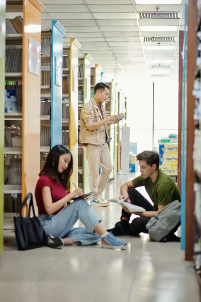 Gruppe Von Studenten Sitzt Auf Dem Boden Der Bibliothek — Stockfoto