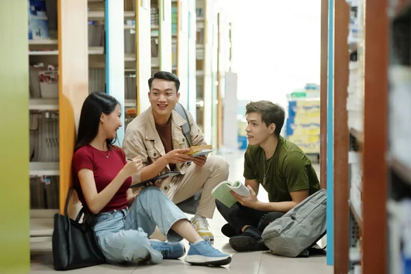Μαθητές Λυκείου Συζητούν Για Έργο Στη Βιβλιοθήκη — Φωτογραφία Αρχείου