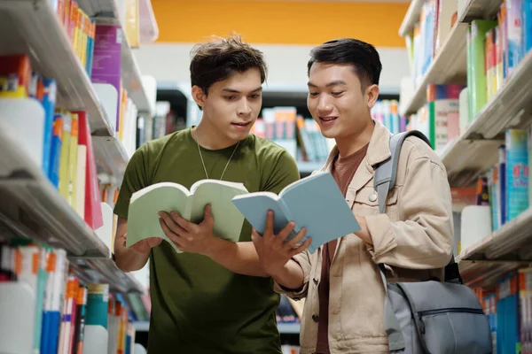 Alegre Estudiantes Universitarios Discutiendo Nuevos Libros Biblioteca — Foto de Stock