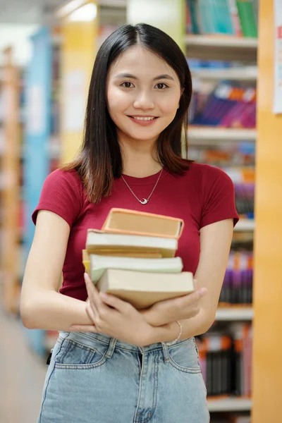Retrato Estudiante Inteligente Sonriente Con Pila Libros —  Fotos de Stock