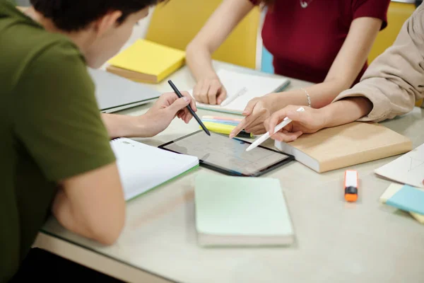 デジタルペンでタブレットPcを指している学生の手 — ストック写真