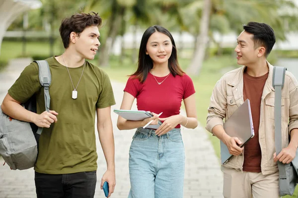 Fiatalok Sétálnak Kampuszon Tanítás Után — Stock Fotó