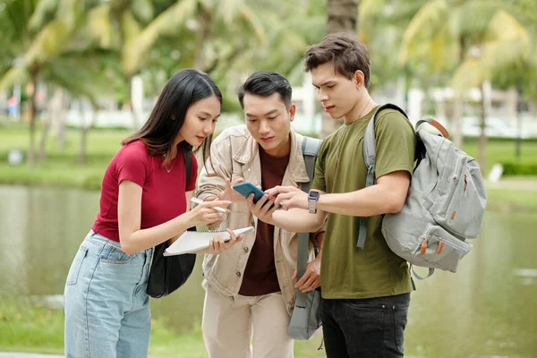 College Studenten Prüfen Fahrplan App Auf Smartphone — Stockfoto