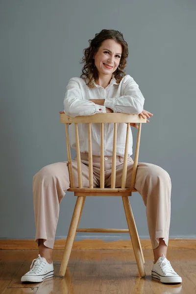 Sonriendo Mujer Madura Sentada Silla Mirando Cámara — Foto de Stock