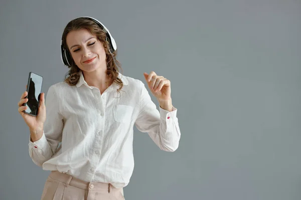 Mujer Alegre Mediana Edad Bailando Música Auriculares — Foto de Stock