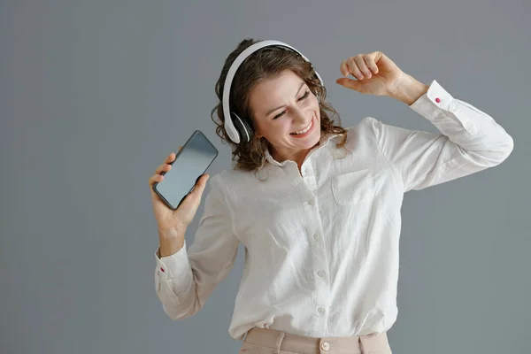 스마트폰에서 음악에 춤추는 긍정적 여성의 — 스톡 사진