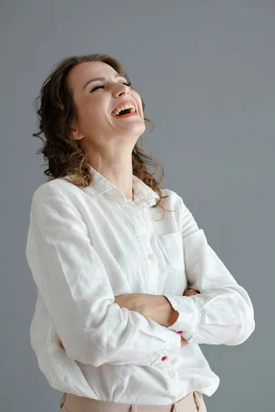 Ευτυχισμένη Ώριμη Γυναίκα Που Πετάει Κεφάλι Της Πίσω Γελώντας — Φωτογραφία Αρχείου