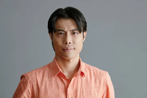 Somon Rengi Gömlekli Genç Asyalı Adamın Fotoğraf Stüdyosu Fotoğrafı Kameraya — Stok fotoğraf