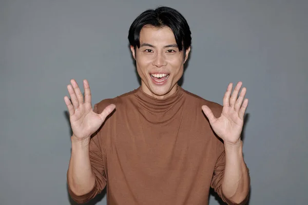 Asiatique Jeune Homme Faire Drôle Visage Regardant Quelque Chose Excitant — Photo