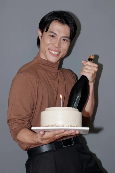 Porträt Eines Fröhlichen Asiaten Mit Geburtstagstorte Und Flasche Champagner — Stockfoto