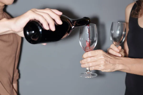 Junger Mann Füllt Glas Freundin Mit Rotwein — Stockfoto