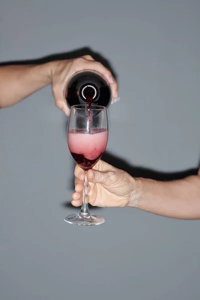 Man Vullen Glas Feest Gast Met Rode Wijn — Stockfoto