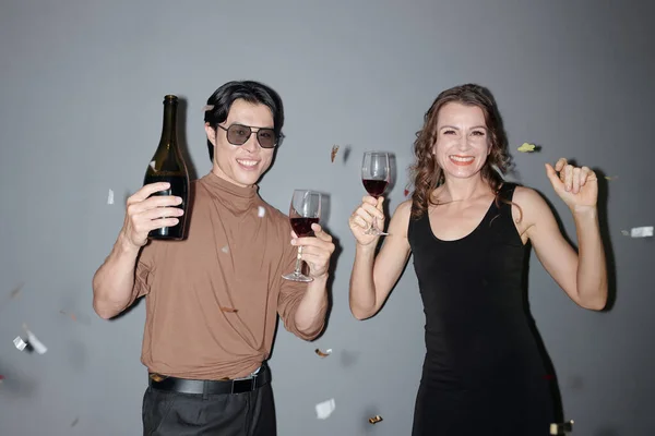 Θετικοί Άνθρωποι Πίνουν Κρασί Και Χορεύουν Κάτω Από Πεσμένα Κομφετί — Φωτογραφία Αρχείου