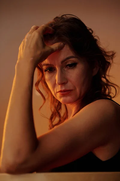Portret Van Trieste Depressieve Volwassen Vrouw Die Neerkijkt Nadenkt Het — Stockfoto