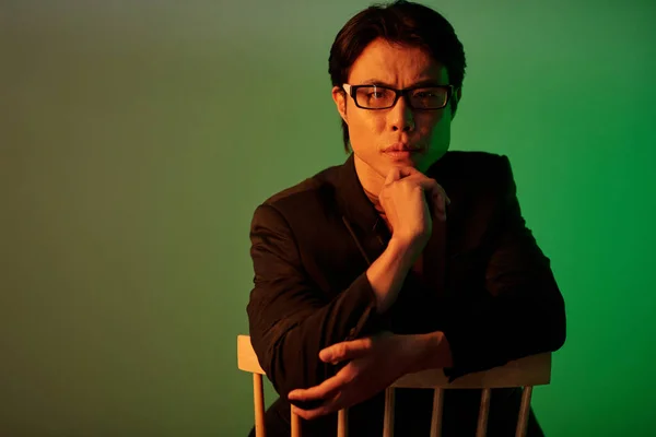 Gözlüklü Ciddi Bir Asyalı Adamın Portresi Sandalyeye Oturmuş Kameraya Bakıyor — Stok fotoğraf