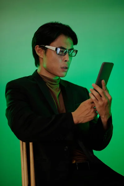 Sokkolt Ázsiai Férfi Olvasás Szöveges Üzenet Okostelefon — Stock Fotó