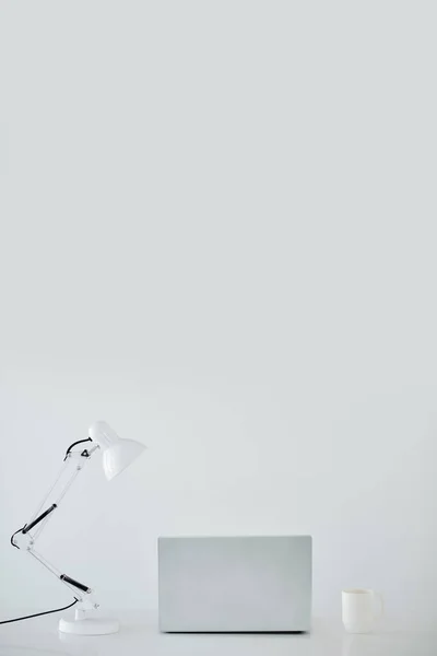 Открытый Ноутбук Чашка Кофе Лампа Белом Столе — стоковое фото