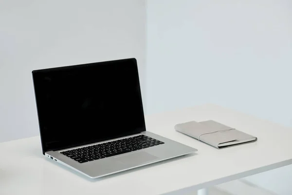 Laptop Aberto Planejador Mesa Pessoa Negócios — Fotografia de Stock