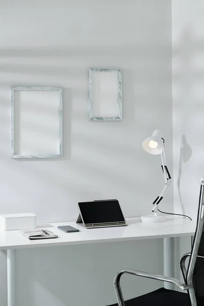 ミニマリストスタイルのホームオフィスでデスク上のデジタルタブレットスマートフォンやプランナー — ストック写真