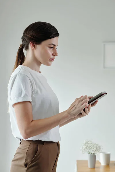 Young Woman Basic White Shirt Sending Text Messages Colleague — Stock Photo, Image