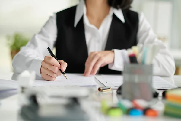 Social Worker Filling Documents Client Selective Focus — Stock Photo, Image