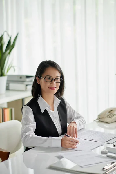 Smiling Consultant Working Documents Client — Stock Photo, Image