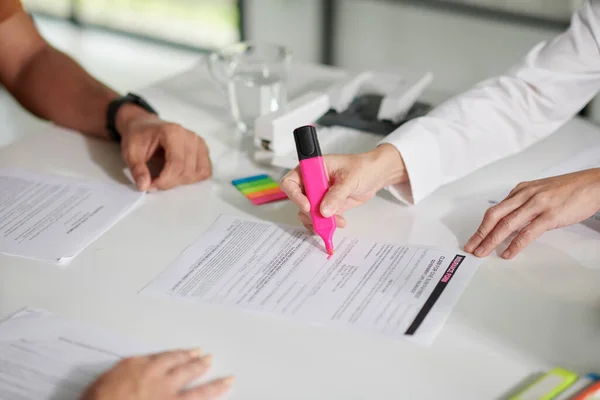 Manager Markeren Belangrijk Deel Van Het Document Met Roze Kleur — Stockfoto