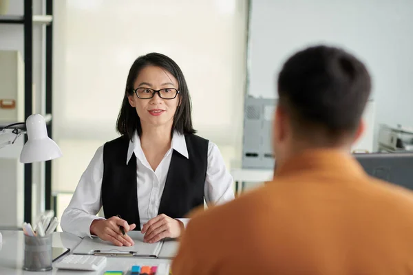 Assistente Sociale Positivo Che Incontra Con Cliente — Foto Stock