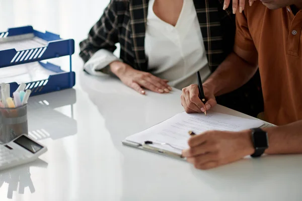 Couple Signing Document Buying Apartment — Stock Photo, Image